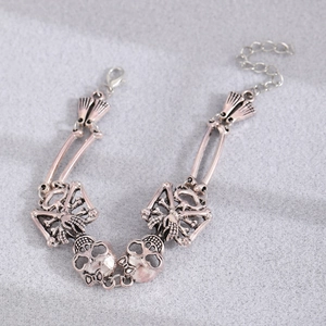 Dettaglio del bracciale gotico vintage con teschi doppi e catena regolabile in argento antico