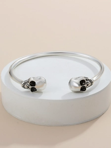 Detailansicht eines gotischen Totenkopf-Armreifs mit Vintage-Silber-Finish und Politur