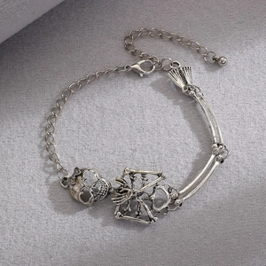 Detailaufnahme des gotischen Skelett-Armbands in Antiksilber mit einem Hummerverschluss