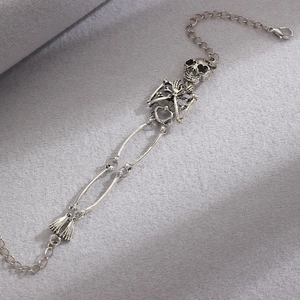 Detail eines gotischen Skelett Armbands in Silber mit Totenkopf und Knochengliedern