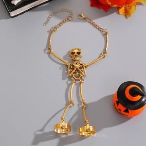 Detailansicht eines Vintage-Gold-Skeletthand-Armbands für Halloween und Gothic-Stil