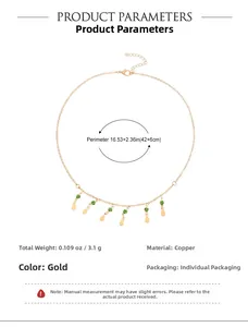 Détail du collier doré avec charmes en pierres vertes et pendentifs goutte d'eau
