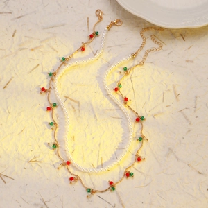 Détail de la chaîne de lunettes double couche en perles avec perles rouges et vertes