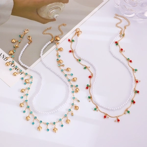 Détail du collier à couches dorées avec pendentif cœur et perles d'imitation chic