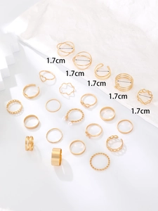 Detailansicht eines goldenen Ring-Sets mit 1,7 cm Durchmesser und minimalistischen Perlen