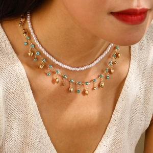Collier double rang avec perles d'imitation, strass bleus et pendentif cœur doré élégant