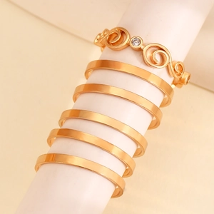 Detailansicht des 6-teiligen vergoldeten Ring-Sets mit Zirkon-Inlay und glattem Finish
