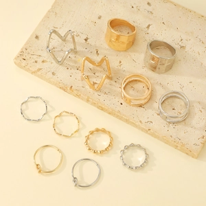 Detailaufnahme des 10-teiligen Ring-Sets in Gold und Silber mit verschiedenen Geometrien