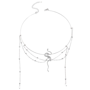 Zilverkleurige slang choker ketting met gelaagde franjekettingen en metalen kwastjes