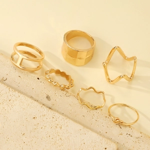 Nahaufnahme von 6-teiligem goldenem Ring-Set mit geometrischen und gewellten Designs