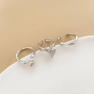 Details der silbernen unregelmäßigen Ringe im Liquid-Metal-Stil mit Perle auf Keramik