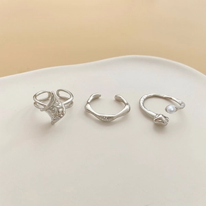 Dreiteiliges Silber-Schmuckset mit abstraktem Faltenring und Perlen-Schlangenring-Detail