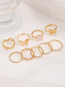 Detailansicht des 9er-Ring-Sets in Gold mit Schmetterlings-, Emaille- und Herzmotiven