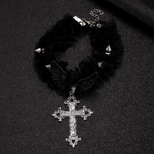 Dettaglio del choker gotico in pizzo nero con borchie metalliche e ciondolo a croce