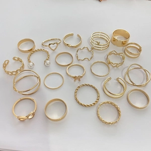 Detailansicht eines 20-teiligen goldenen Ring-Sets mit Kordel- und Schleifendesigns