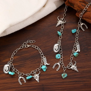Détail du collier western argenté vintage avec pierres turquoise et breloques fer à cheval