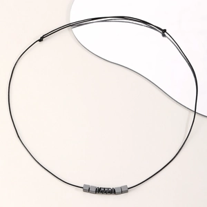 Detailweergave van zwarte verstelbare choker met donkergrijze kralen en hematiet blokjes