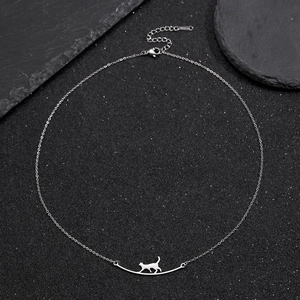 Silberne minimalistische Halskette mit gehendem Katzenanhänger auf sternenklarem Hintergrund