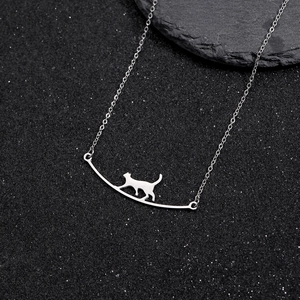 Moderne Katzen-Halskette mit gebogenem Anhänger auf glitzerndem schwarzen Hintergrund