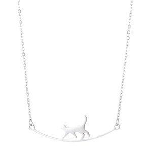 Minimalistische silberne Edelstahlhalskette mit gehendem Katzenanhänger auf einem Bogen