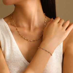 Elegante conjunto de collar y pulsera de corazón hueco en oro con piedras de circón blanco