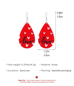 Dimensions détaillées des boucles d'oreilles goutte en acrylique rouge avec motif Love