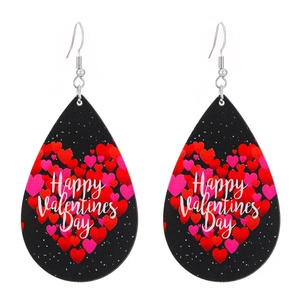 Détail de boucles d'oreilles gouttes avec texte Happy Valentines Day et cœurs rouges