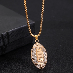 Détail du pendentif de football américain hip hop serti de cristaux sur une chaîne dorée