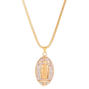 Collier hip hop avec pendentif ballon de rugby plaqué or et strass brillants sur blanc