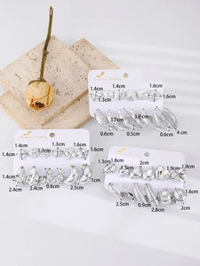 Dettaglio del set di orecchini geometrici in argento con varie forme e dimensioni