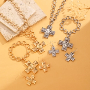 Set di gioielli con ciondolo a croce, collana e orecchini con finitura in oro e argento e fibbia OT