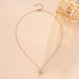 Détail du collier cœur avec finition dorée et serti de zircons étincelants