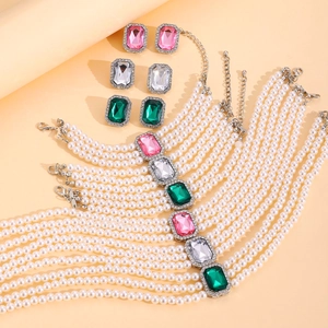 Luxuriöses mehrlagiges Perlen-Schmuckset mit Kristallhalskette und quadratischen Ohrsteckern