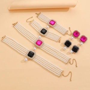 Makroaufnahme von Vintage-Perlenketten-Set mit Kristallanhängern und Edelsteinen
