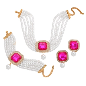 Detail eines fünfschichtigen Perlen-Schmucksets mit rosaroten Edelsteinen und Goldfinish