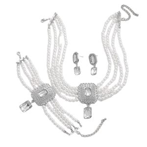 Detailansicht eines Perlen-Schmucksets mit Zirkonia im Smaragdschliff und Silberverschluss