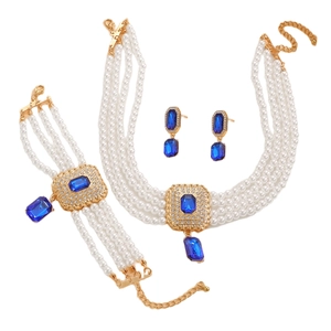 Detailansicht des Perlenketten-Sets mit blauen Edelsteinen und Goldakzenten