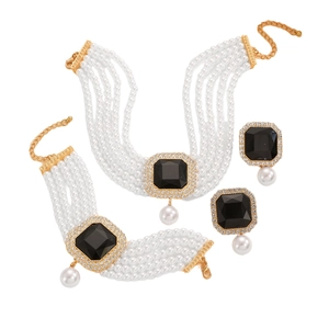 Elegantes goldenes Perlen-Schmuckset mit mehrlagiger Kette Armband und Ohrsteckern