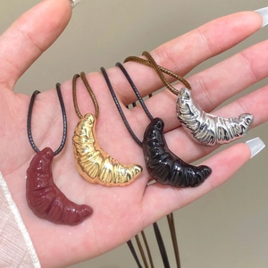 Collana con ciondolo a forma di croissant in quattro colori con incisione S925
