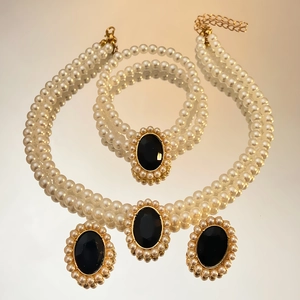 Elegantes mehrlagiges Perlen-Schmuckset mit schwarzem Kristall und Goldakzenten