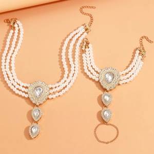 Detailansicht der mehrlagigen Perlen-Fußkette mit Kristallen und goldenem Zehenring-Glied