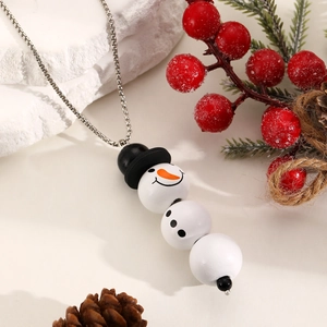 Collar con colgante de muñeco de nieve con cuentas blancas y sombrero para Navidad