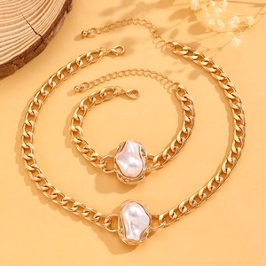 Detailansicht der goldfarbenen Halskette und Armband mit barocken Perlen
