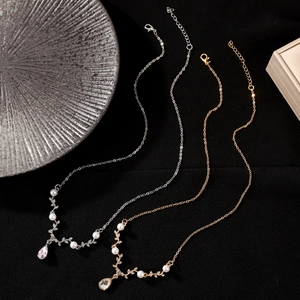 Elegant antler style necklace with pearls and rhinestones in gold and silver finish