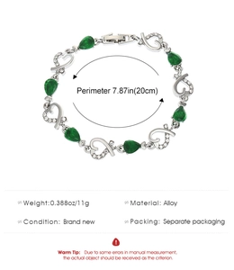 Detalle de gemas verdes en forma de pera y eslabones de corazón en la pulsera de plata
