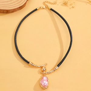 Vintage lederen choker met roze barokke parelhanger en gouden metalen details