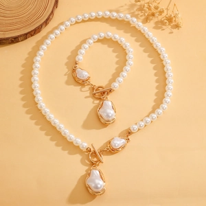 Detailansicht von Perlenhalskette und Armband mit goldenem OT-Verschluss und Barockperle