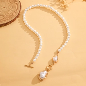 Detail der Barockperlenkette mit goldenem OT-Verschluss und unregelmäßigen Anhängern