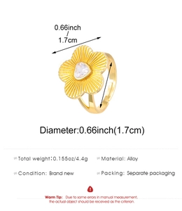 Detail van gouden bloemring met afmetingen 1,7 cm en gewicht 4,4 g met hartvormige zirkoon