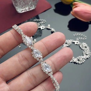 Primer plano de pulsera plateada con circonitas marquesa y cierre de mosquetón ajustable